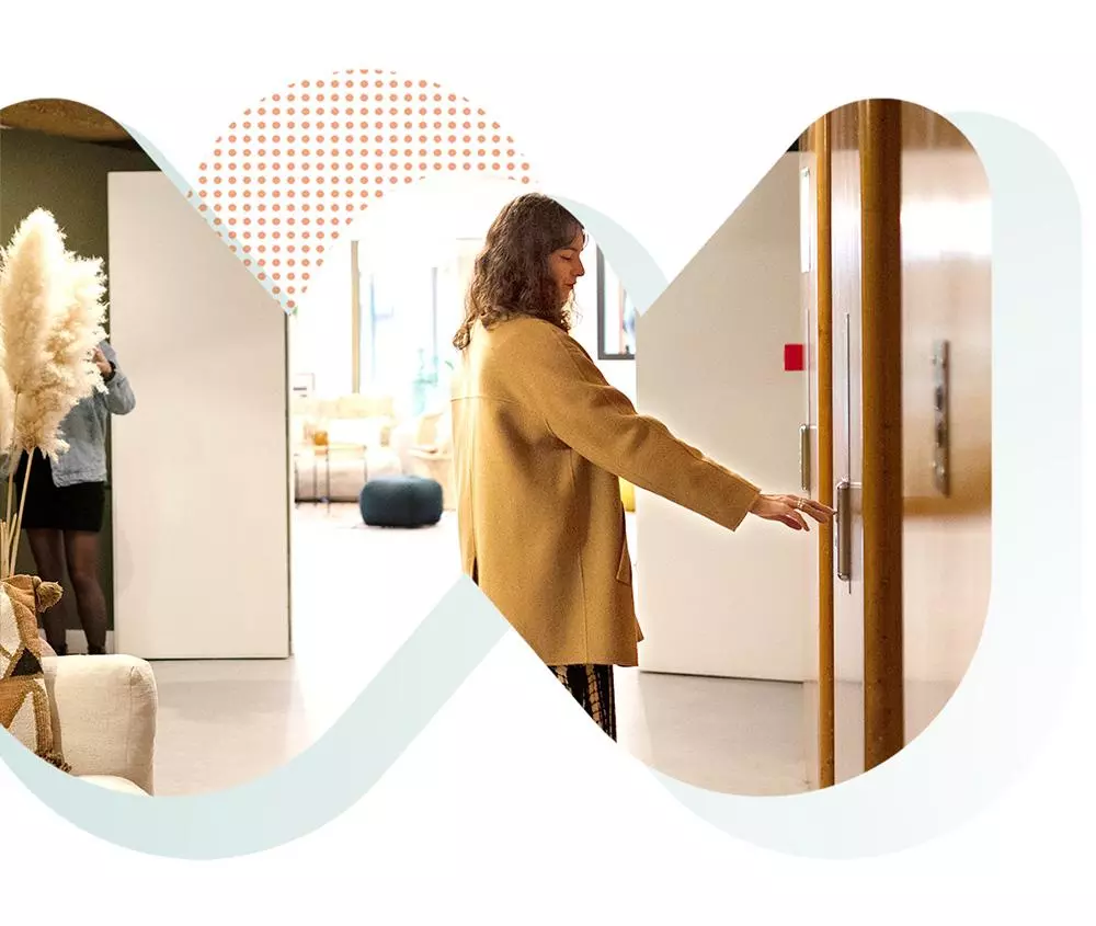 Femme accédant aux coworkings 24h/24 7j/7 grâce à des codes